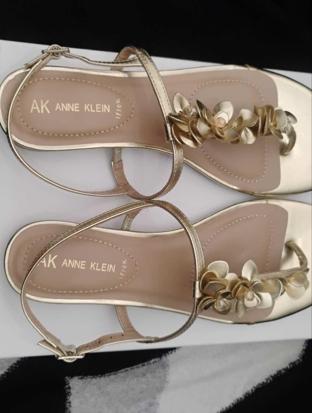 Anne Klein Flavia Iflex Metallic Gold Floral Embellished Thong Sandals Sz 10 NEW - Picture 12 of 16